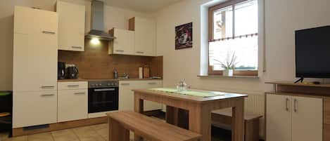 Fridge, microwave, stovetop, dishwasher