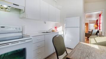 Frigorífico, microondas, horno y placa de cocina