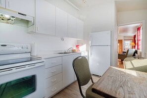 Frigorífico, microondas, horno y placa de cocina