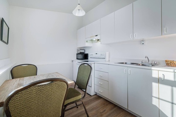 Kitchenette and dining table
