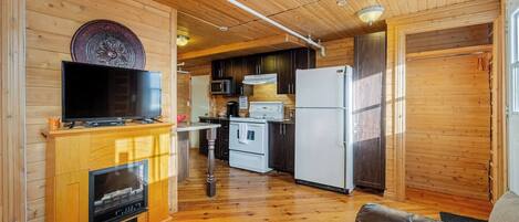 Una televisión, una chimenea