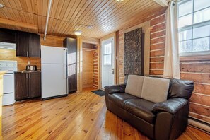 Una televisión, una chimenea