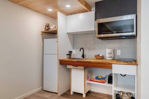 Frigorífico, microondas, cafetera o tetera y tostadora