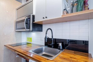 Frigorífico, microondas, cafetera o tetera y tostadora