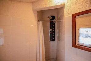 Habitación, 2 habitaciones, patio, vistas a la montaña | Baño | Ducha, secador de pelo, bidé y toallas
