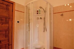 Huoneisto, patio, vuoristonäköala | Kylpyhuone | Suihku, hiustenkuivaaja, bidee, pyyhkeet