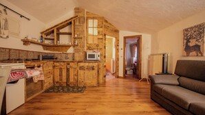 Apartment, Kitchen, Mountain View | Ruang tamu | TV, Netflix, perkhidmatan penstriman 