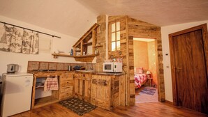 Apartment, Kitchen, Mountain View | Ruang tamu | TV, Netflix, perkhidmatan penstriman 
