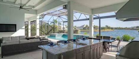 Alberca al aire libre y alberca climatizada