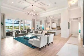 Una Smart TV, una pantalla de ordenador, una impresora