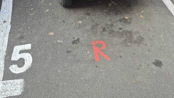 Parkplätze auf dem Gelände