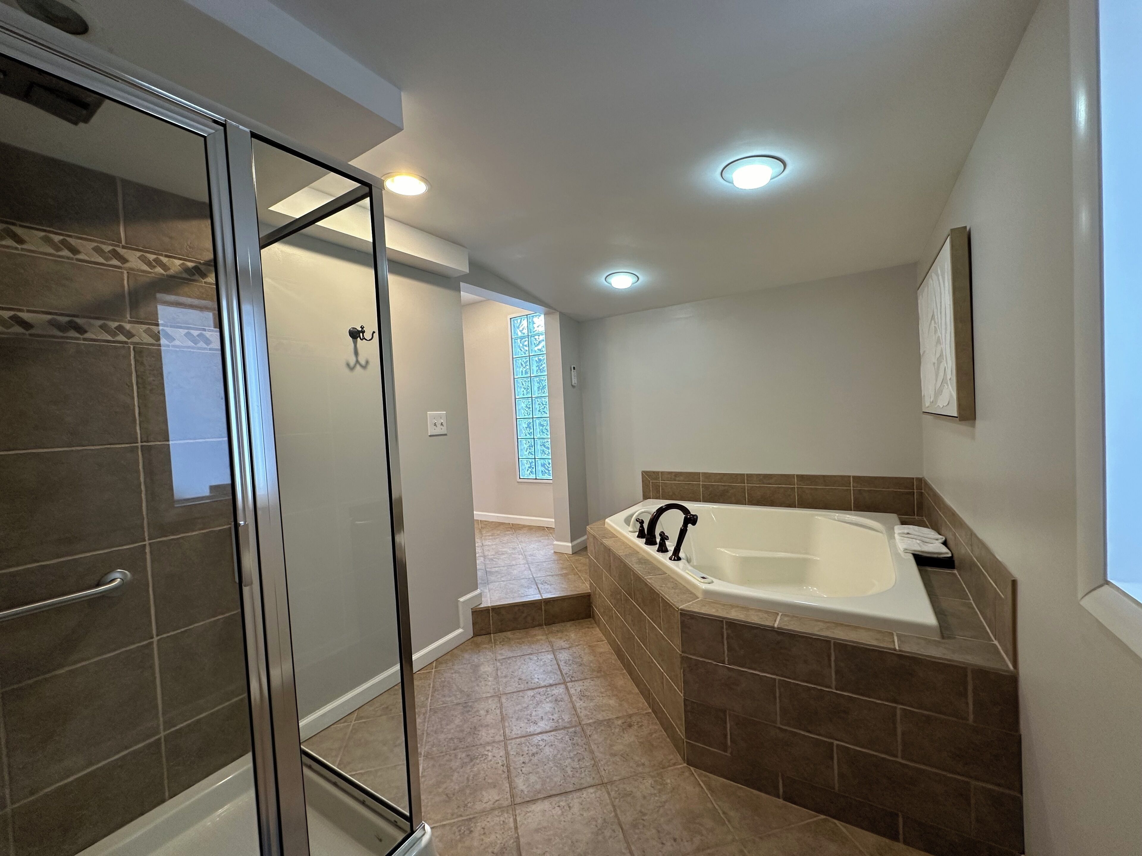 Dusche, Whirlpool, Bidet, Handtücher