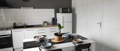 Réfrigérateur, micro-ondes, four, plaque de cuisson