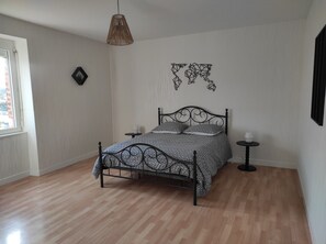 2 soverom, strykejern/-brett, internettilgang og sengetøy