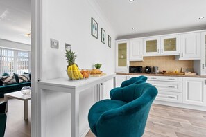 Interior - 3-BR House, NEC & Airport, Driveway, Discounts (West Midlands)