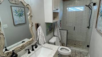 Douche, baignoire à jets, sèche-cheveux, serviettes fournies