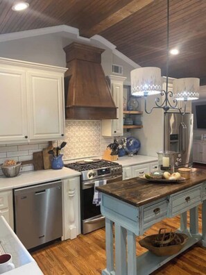 Fridge, microwave, oven, stovetop - 350 Price Street House....Walk to Oxford Square and Ole Miss Campus (Oxford)