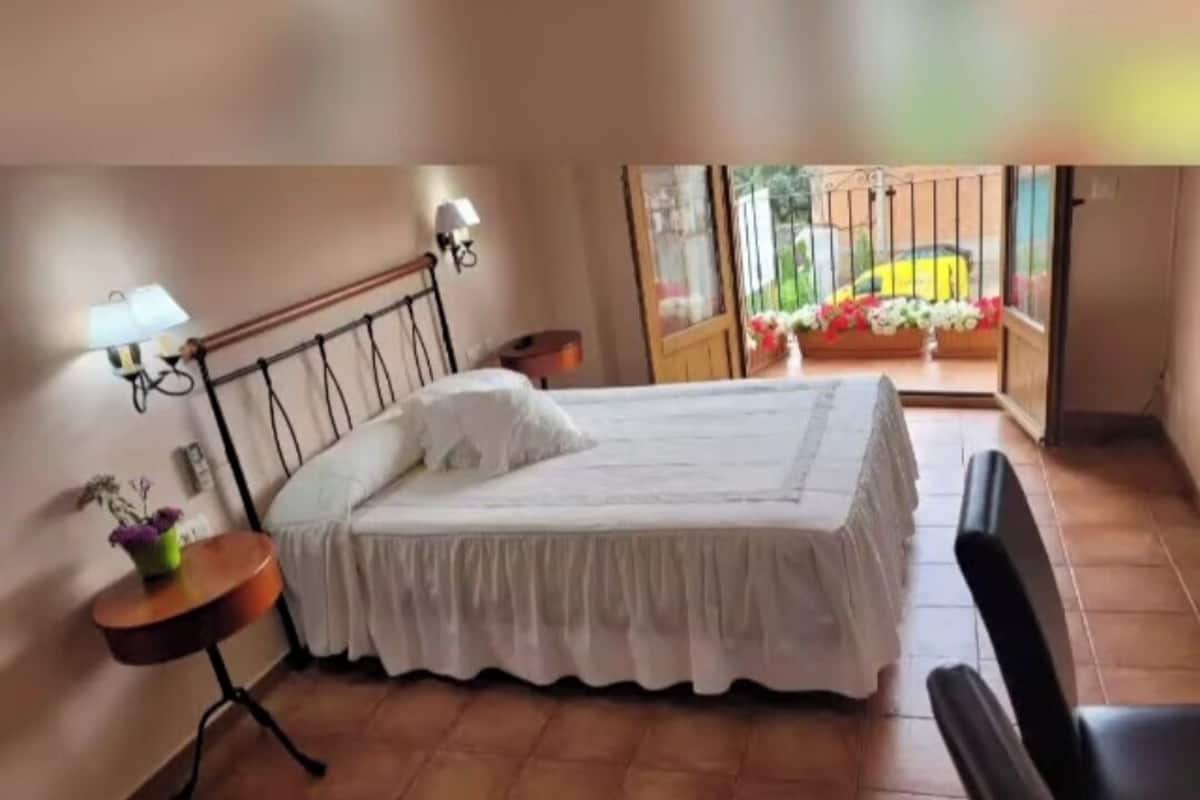 Comfort-værelse - 1 queensize-seng - balkon - bjergudsigt | Skrivebord, arbejdsområde til bærbare computere, lydisolering