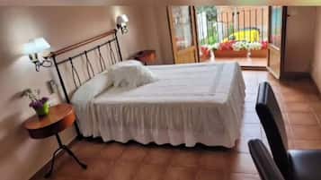 Quarto conforto, 1 cama Queen, sacada, vista para a montanha | Escrivaninha, espaço de trabalho para notebook, quartos à prova de som