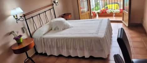 Chambre Confort, 1 grand lit, balcon, vue montagne