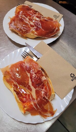 Petit déjeuner composé de spécialités régionales (6.50 EUR par personne)