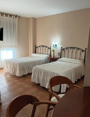 Comfort Twin Room, Balcony, Mountain View | Desk, laptop workspace, soundproofing, free WiFi - Hotel Rural Cristania (Caminomorisco)