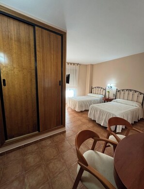 Desk, laptop workspace, soundproofing, free WiFi - Hotel Rural Cristania (Caminomorisco)