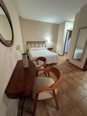 Comfort Room, 1 Queen Bed, Courtyard View | Desk, laptop workspace, soundproofing, free WiFi - Hotel Rural Cristania (Caminomorisco)