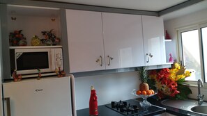 Refrigerador, microondas, horno y parrilla de estufa 
