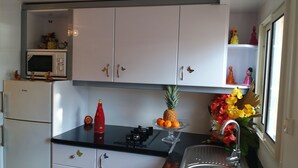 Kaffetrakter/tekoker, kjøleskap, mikrobølgeovn og ovn