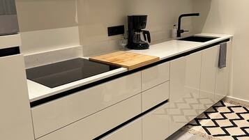 Micro-ondes, four, plaque de cuisson, lave-vaisselle