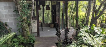 Charming farmhouse in enchanting Garopaba with WiFi, AC
