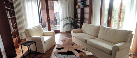 Een smart-tv, een dvd-speler, boeken en een filmbibliotheek