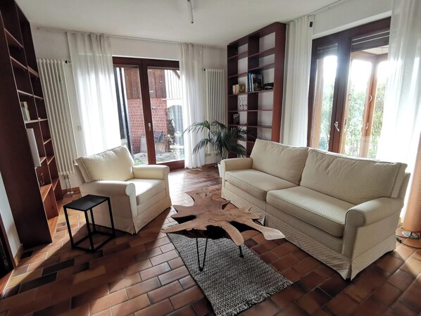 智能电视、DVD 播放器、书、影片库