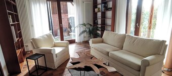 Spacious, family-friendly vacation apartment in architect's house with garden