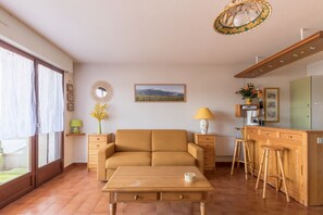 Televisie, een dvd-speler en een stereo