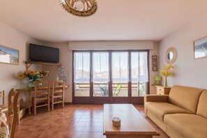 Televisie, een dvd-speler en een stereo