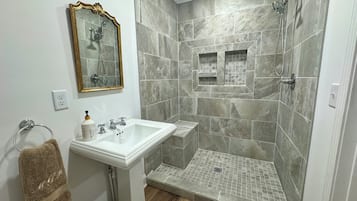 Dusj, hårføner, håndklær og såpe