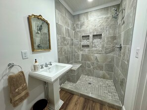 Douche, sèche-cheveux, serviettes fournies, savon