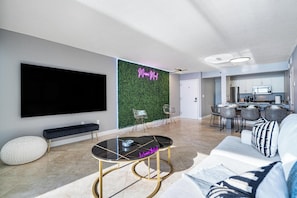 Condo de diseñador, 3 habitaciones, balcón, vista al mar | Área de sala de estar | Televisión de plasma de 50 pulgadas con canales por cable 