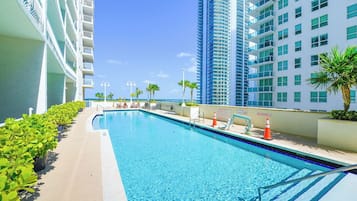 2 piscine all'aperto, ombrelloni da piscina, lettini