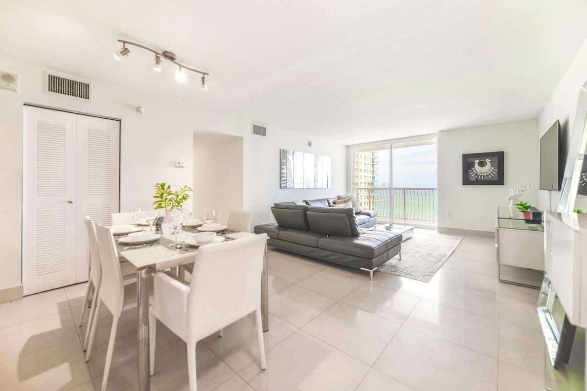 Condo, 3 Bedrooms, Balcony, Ocean View | In-room dining
