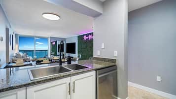 Design Condo, 3 Bedrooms, Balcony, Sea View | Private kitchen | Coffee/tea maker, toaster, blender, paper towels