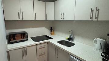 Réfrigérateur, micro-ondes, plaque de cuisson, cafetière/bouilloire