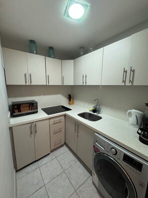 Kühlschrank, Mikrowelle, Herdplatte, Wasserkocher mit Kaffee-/Teezubehör