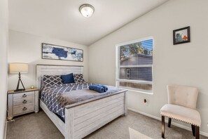 3 slaapkamers, een strijkplank/strijkijzer, gratis wifi, beddengoed