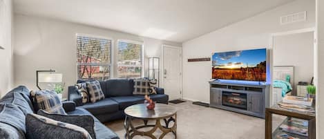 Smart TV, fireplace