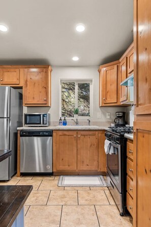 Een koelkast, een microgolfoven, een oven, een kookplaat