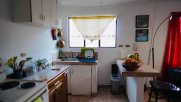 Réfrigérateur, four, plaque de cuisson, cafetiÚre/bouilloire