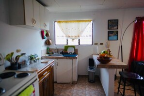 Jääkaappi, uuni, liesi, kahvin-/teenkeitin